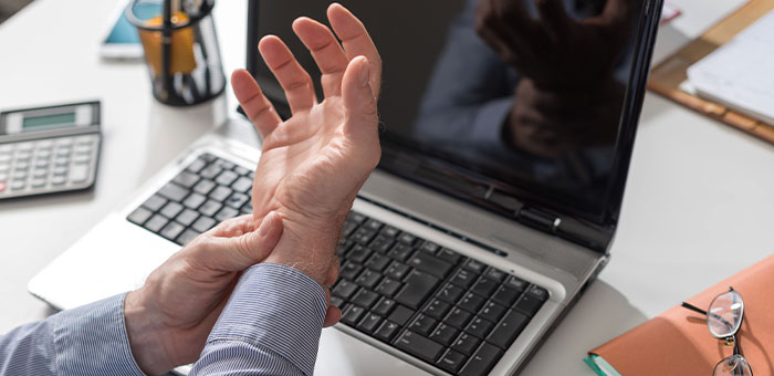 patient suffering from carpal tunnel syndrome needing a chiropractor in Valley Village